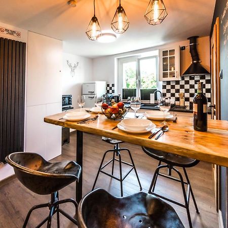 Apartament Wita Stwosza เยเลเนียกูรา ภายนอก รูปภาพ