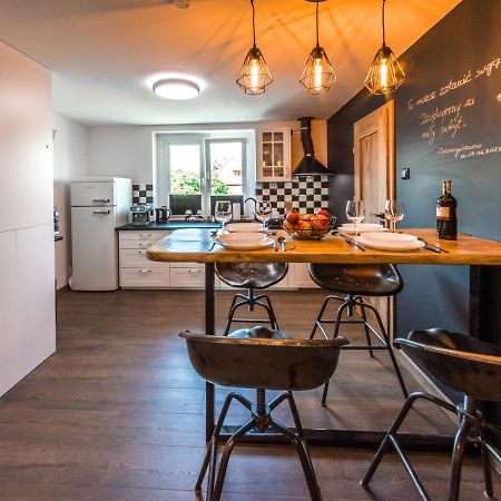 Apartament Wita Stwosza เยเลเนียกูรา ภายนอก รูปภาพ